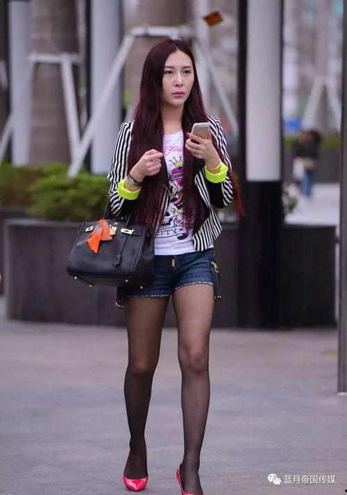 水晶丝袜裤美女脱裤子,美女脱裤瞬间，尽显曼妙身姿