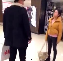 商场当众脱丝袜,一场尴尬的商场奇遇